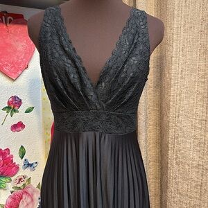 Sleeveless Black Lace V-Neck Midi Dress